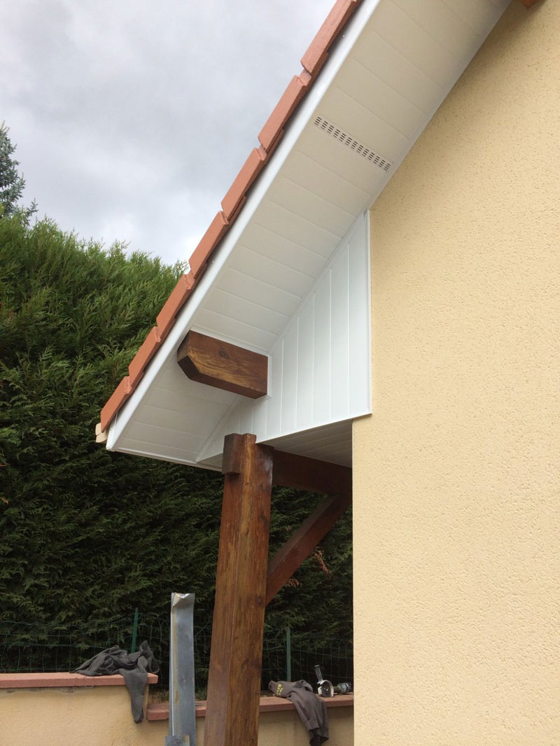 habillage de débord de toit avec lambris pvc