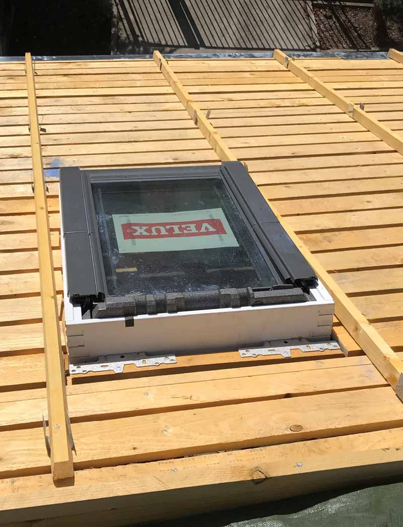 installation d'une Velux sur toiture zinc